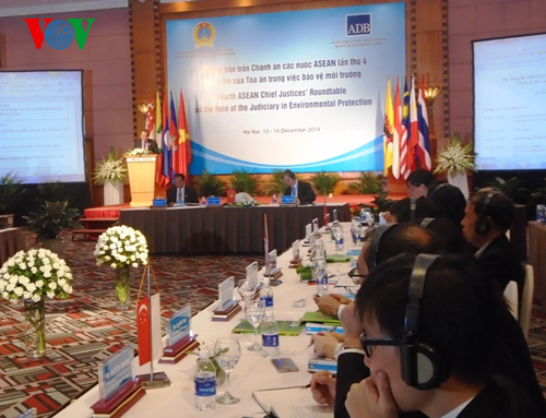 เปิดการประชุมโต๊ะกลมหัวหน้าศาลประเทศสมาชิกอาเซียนเกี่ยวกับปัญหาสิ่งแวดล้อมครั้งที่ 4